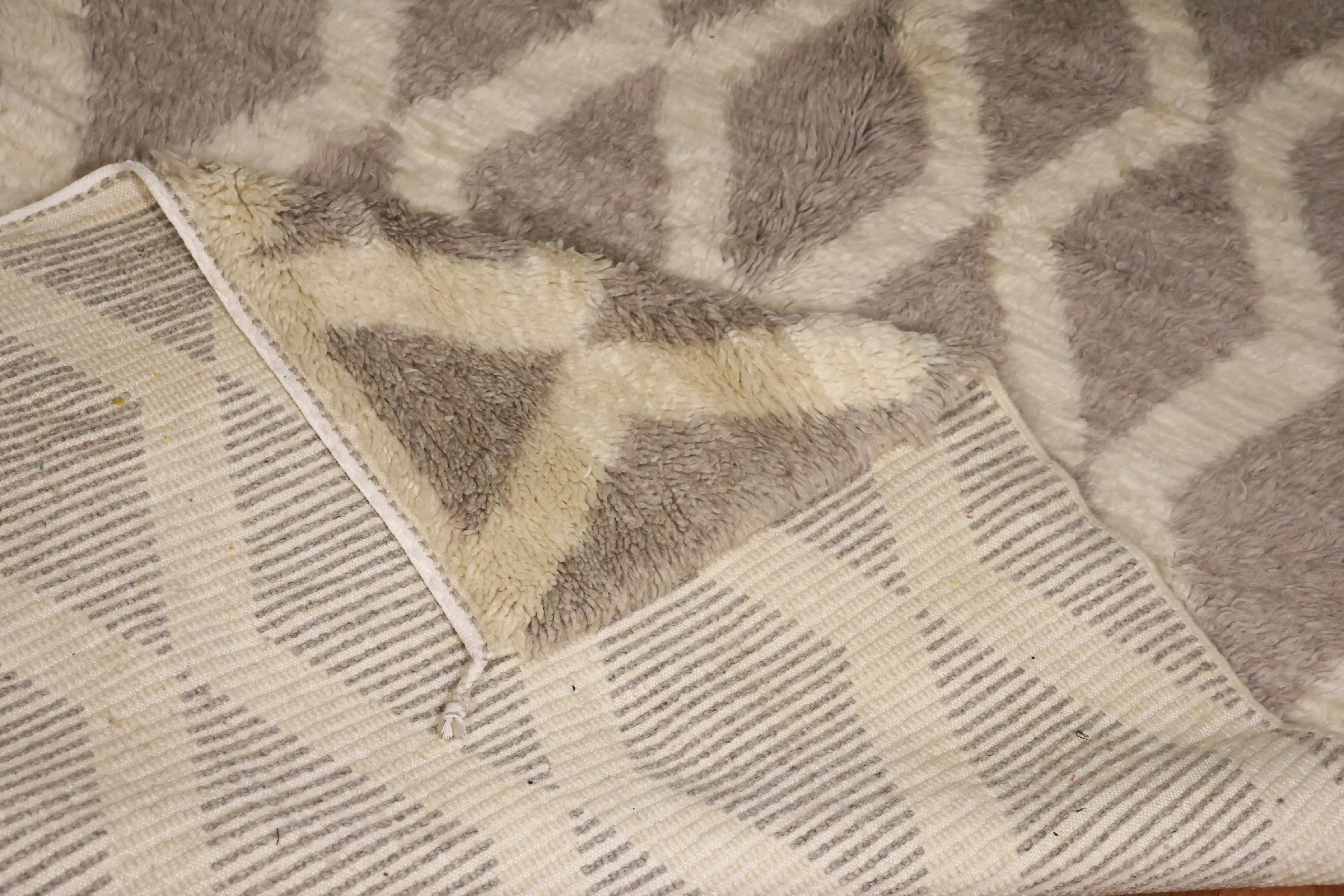 Tapis berbère Mrirt — Treillis de Cendre vue 3