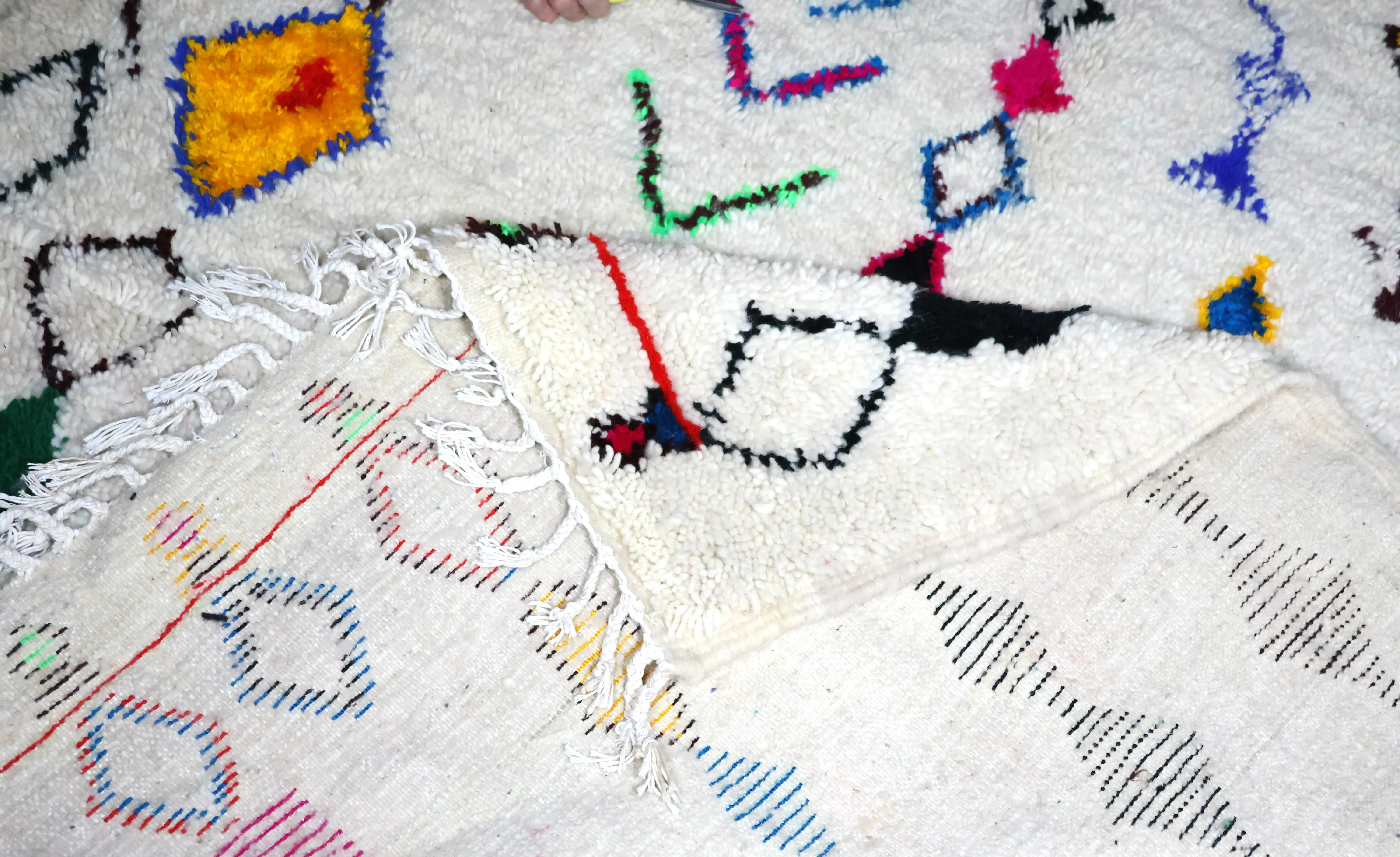 Tapis berbère Azilal — Amulettes Suspendues vue 3